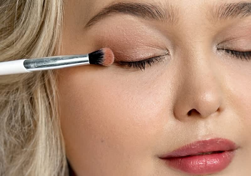 Frau trägt Lidschatten auf