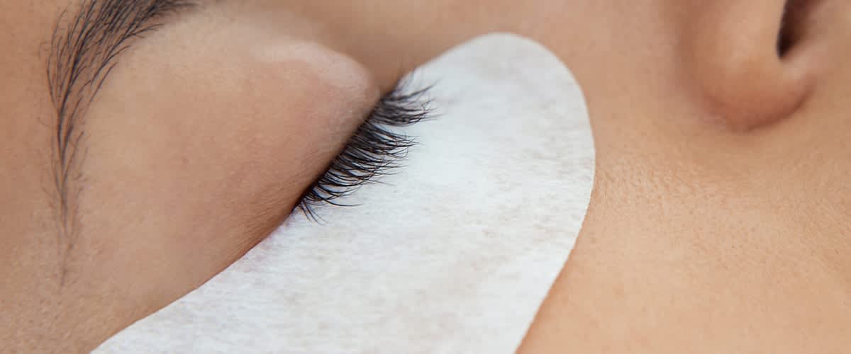 Frau färbt sich die Wimpern