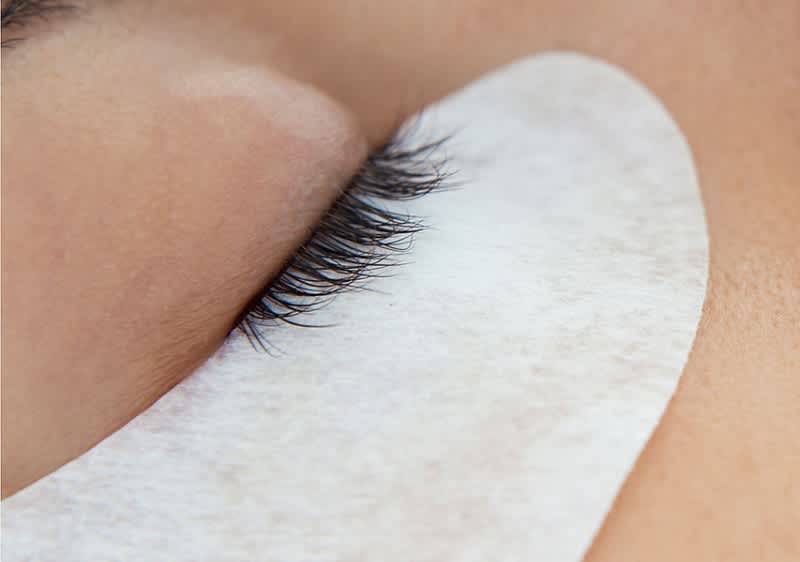 Frau färbt sich die Wimpern