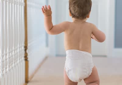 Baby trägt Windel
