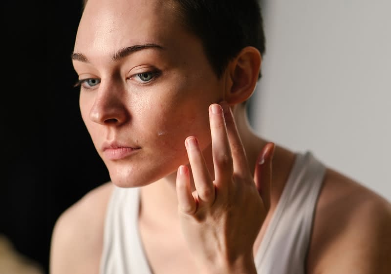 Frau pflegt ihr Gesicht mit Aloe Vera