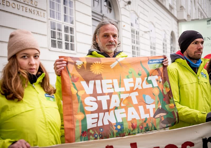 Menschen demonstrieren gegen den Einsatz von Pestiziden