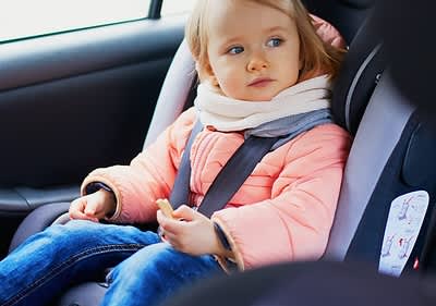 Kind sitzt im Auto