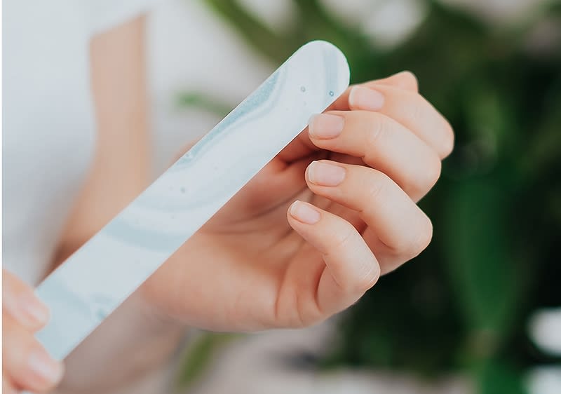 Frau feilt sich die Nägel