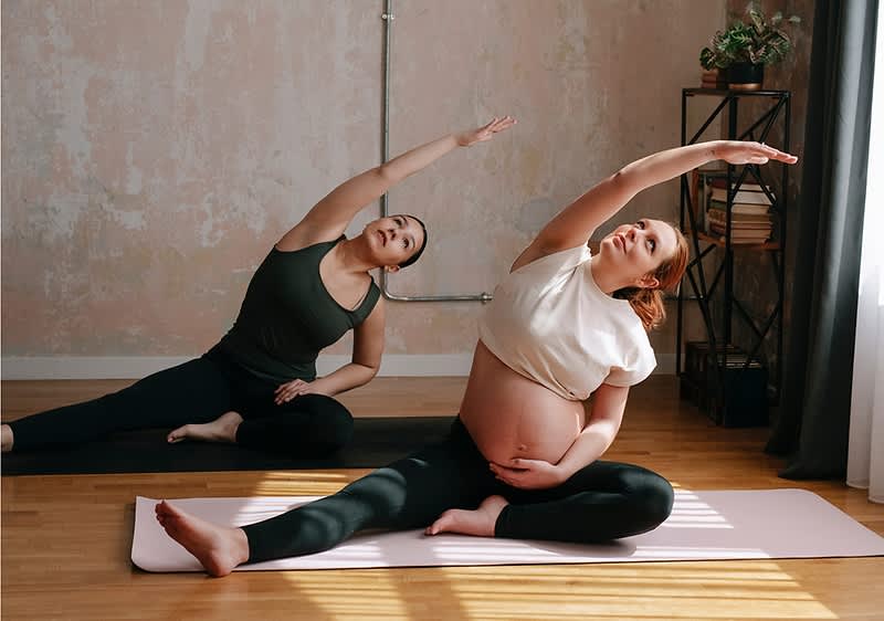 zwei schwangere Frauen beim Sport