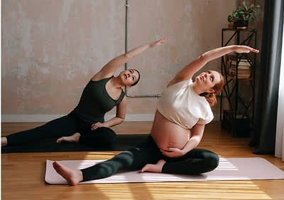 zwei schwangere Frauen beim Sport