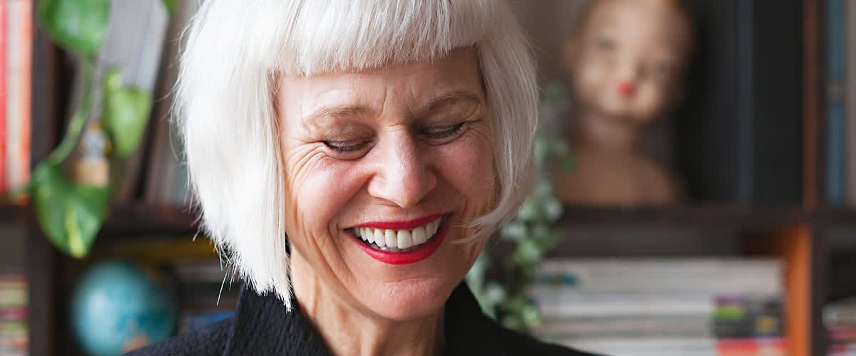 Frau lächelt mit geschlossenen Augen