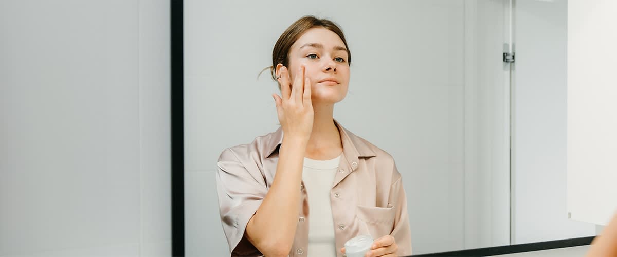 Junge Frau mit Haarturban bei der Gesichtspflege