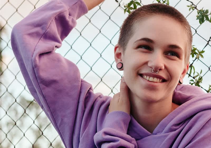 Frau mit Buzz Cut