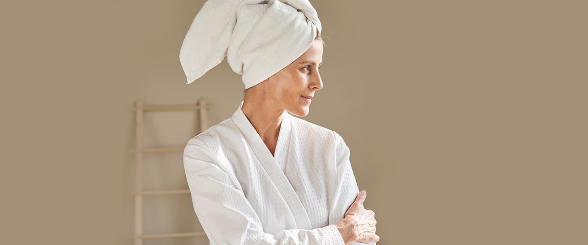 Frau im Bademantel