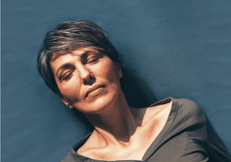 Frau sonnt sich