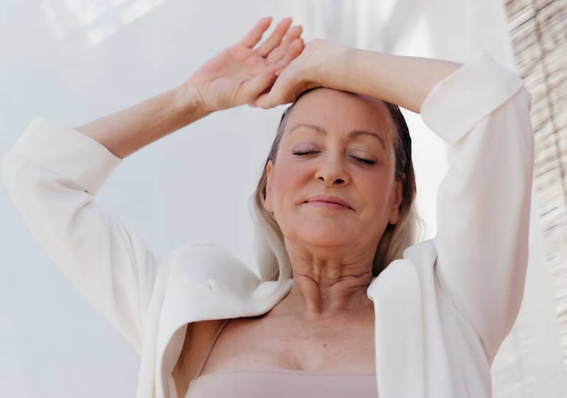 Frau mit offener weißen Bluse