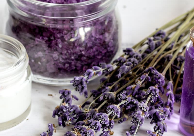 Döschen, Fläschchen und Lavendel
