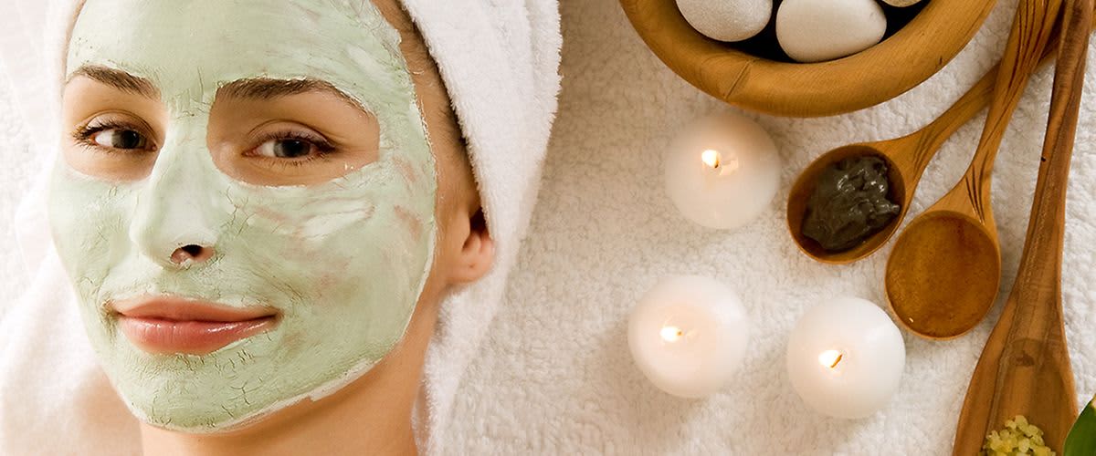 Frau mit Maske im Gesicht und Handtuchturban 