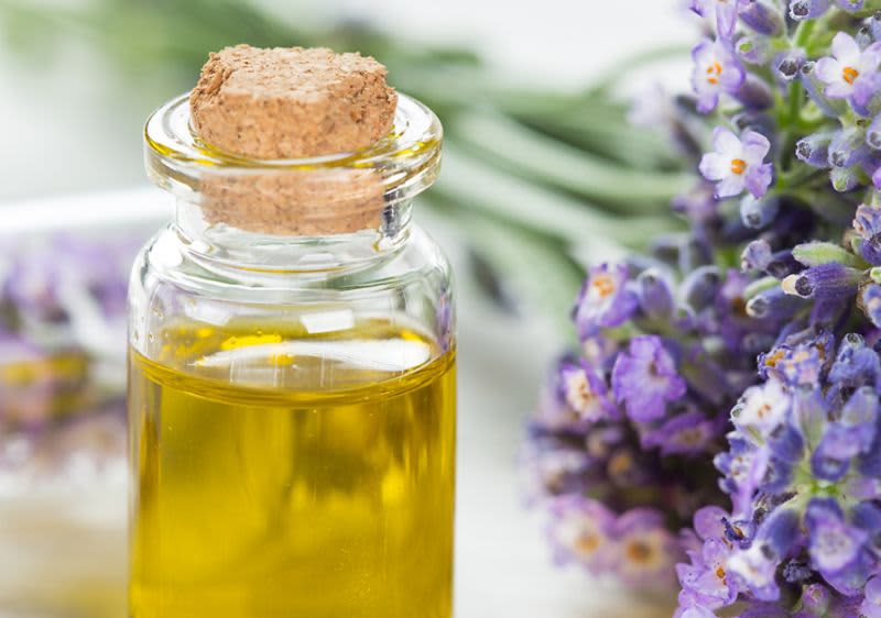 Lavendel neben einem Fläschen Öl