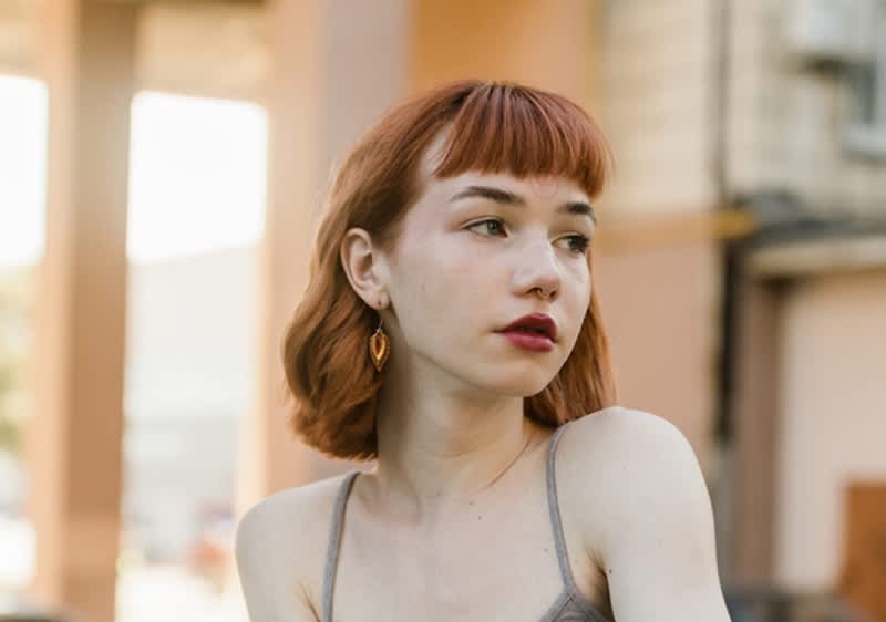 junge Frau mit Micro Pony