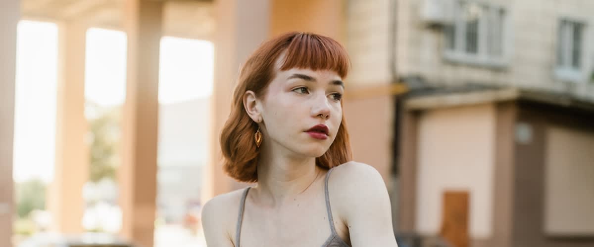 junge Frau mit Micro Pony