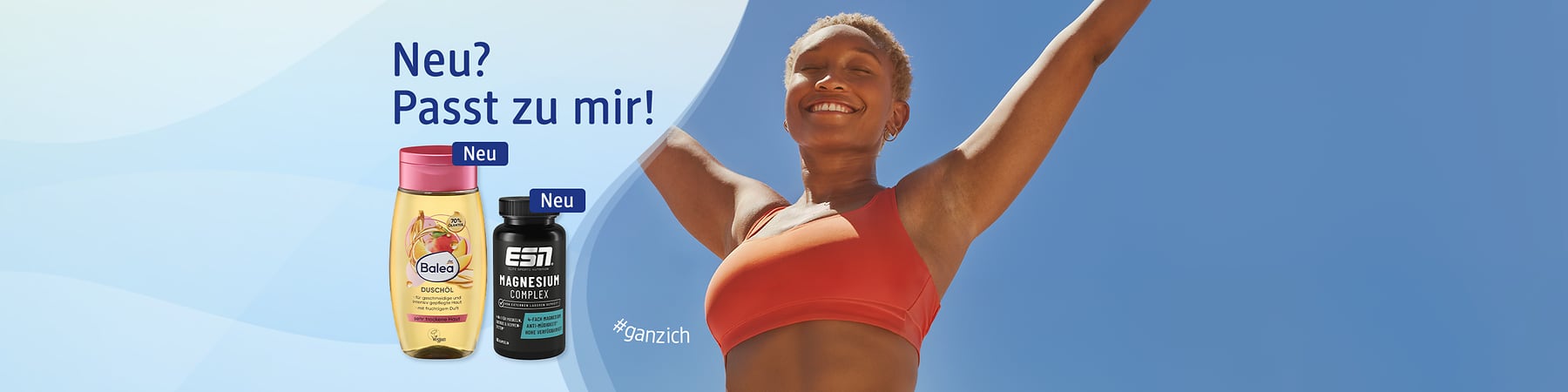 Frau im roten Sport-Bustier hebt einen Arm, rechts daneben zwei Produktflaschen: links gelbe Balea Duschöl-Flasche mit pinkem Verschluss und Aufschrift „Balea Duschöl“, rechts schwarze ESN Magnesium Complex-Dose mit Aufschrift „ESN Magnesium Complex“, Text „Neu? Passt zu mir!“ und Hashtag „#ganzich“