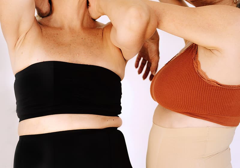 zwei Frauenkörper leicht bekleidet