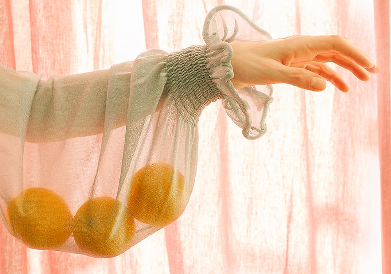 Frau hält Zitronen in ihrer Bluse