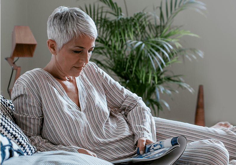 Frau mit kurzen Haaren