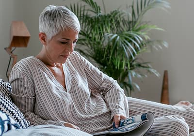 Frau mit kurzen Haaren