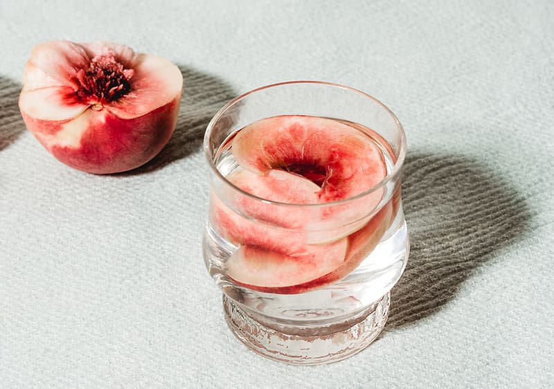 Halber Pfirsich im Glas