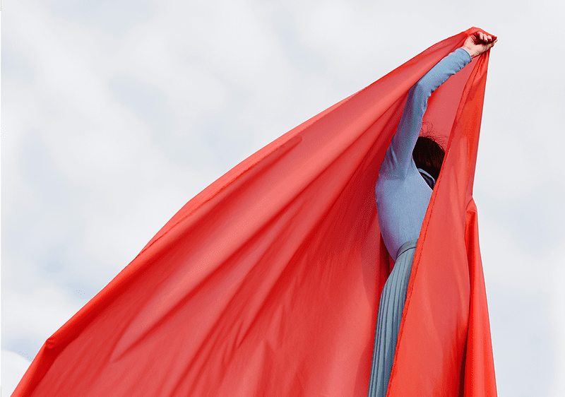 Frau versteckt sich hinter Schleier
