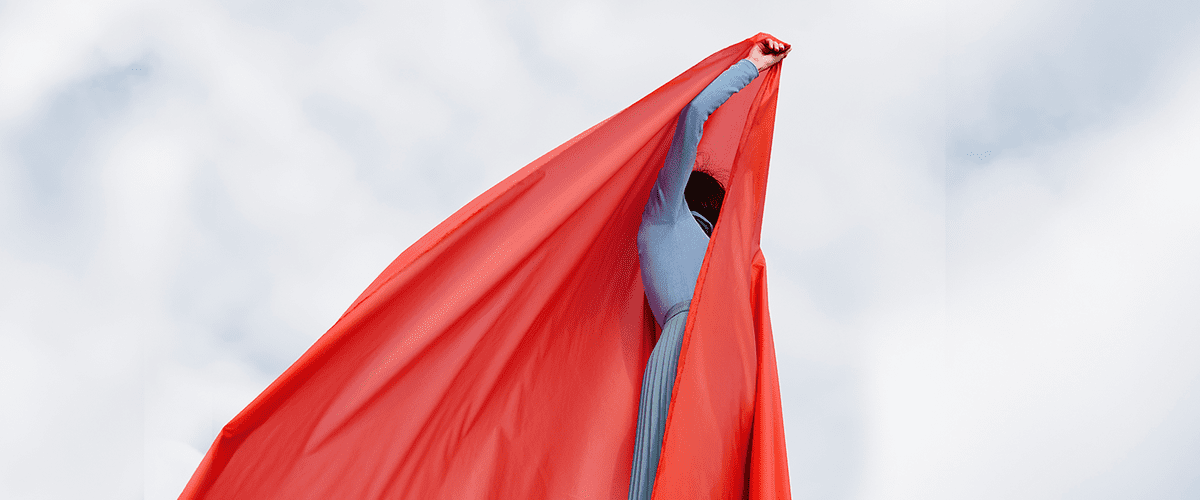 Frau versteckt sich hinter Schleier
