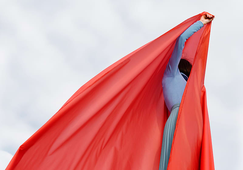 Frau versteckt sich hinter Schleier