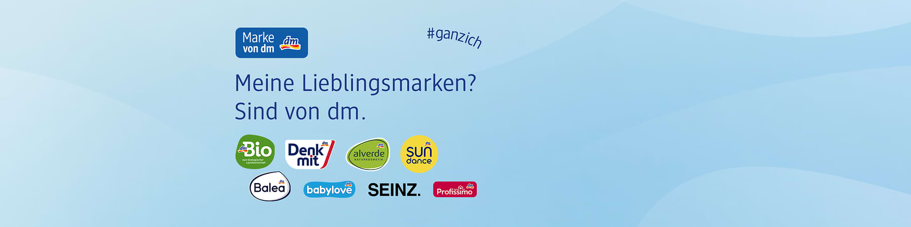 Hellblauer Hintergrund mit dem Text „Meine Lieblingsmarken? Sind von dm.“ oben rechts Hashtag „#ganzich“ und links oben ein blaues Logo „Marke von dm“, darunter neun Markenlogos von dm: „dmBio“, „Denk mit“, „alverde NATURKOSMETIK“, „Sun Dance“, „Balea“, „babylove“, „SEINZ.“, „Profissimo“