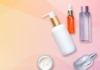 Eine Collage aus fünf Kosmetikprodukten: weiße Pumpflasche, orange Fläschchen mit Pipette, rosa Flasche, Glasflakon, Cremetiegel