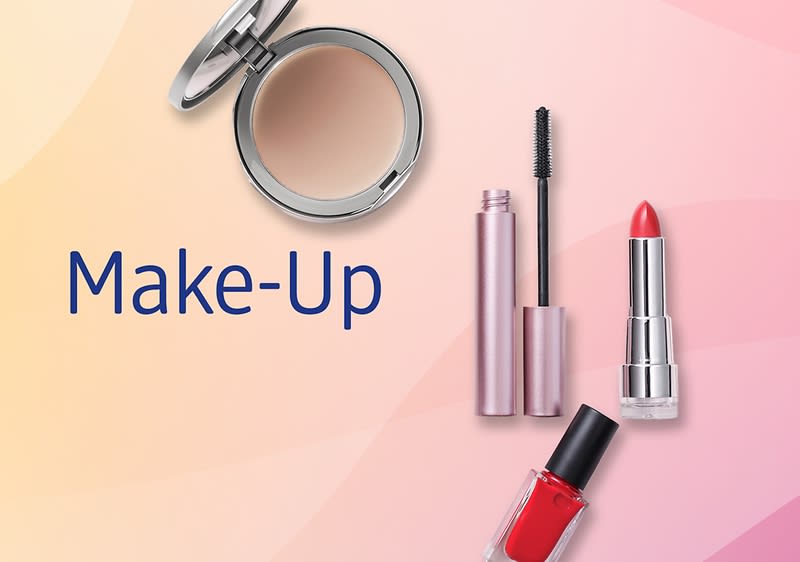 Ein rosa Lippenstift, roter Nagellack, Mascara und ein Kompaktpuder auf einem pastellfarbenen Hintergrund mit dem Text „Make-Up“