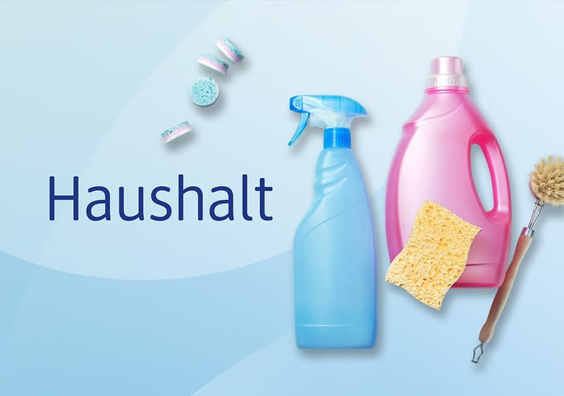 Ein blaues Reinigungsmittelspray, eine pinke Flasche, ein gelber Schwamm, eine Bürste und drei Spülmaschinentabs neben dem Wort „Haushalt“