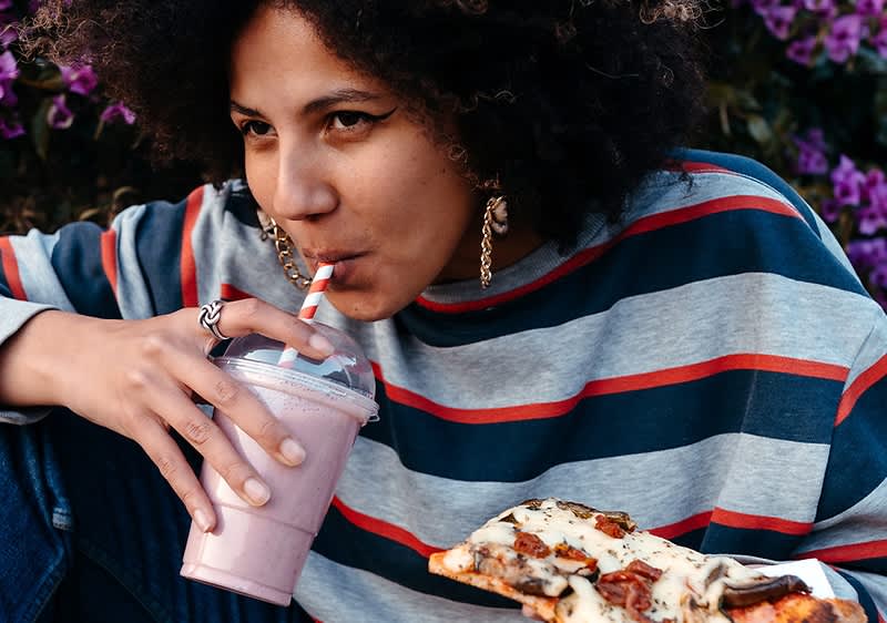 Frau isst und trinkt