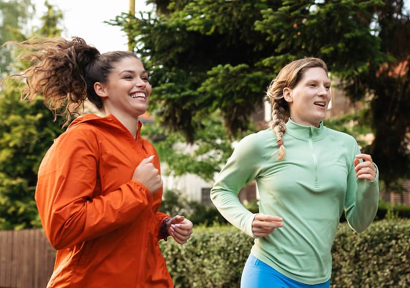 Zwei Frauen joggen