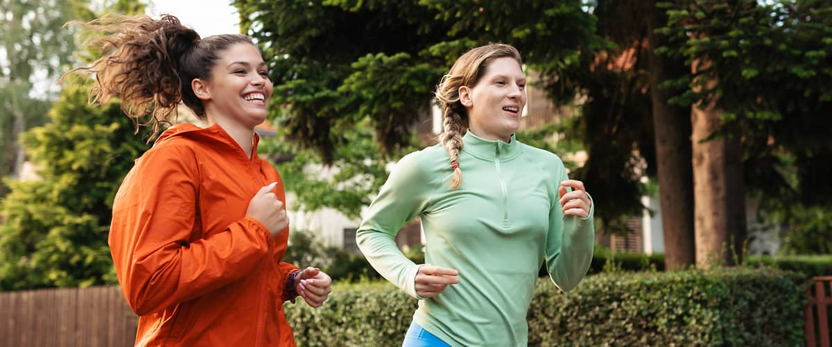 Zwei Frauen joggen