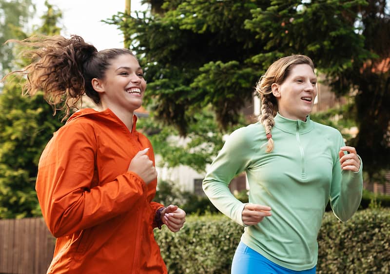 Zwei Frauen joggen
