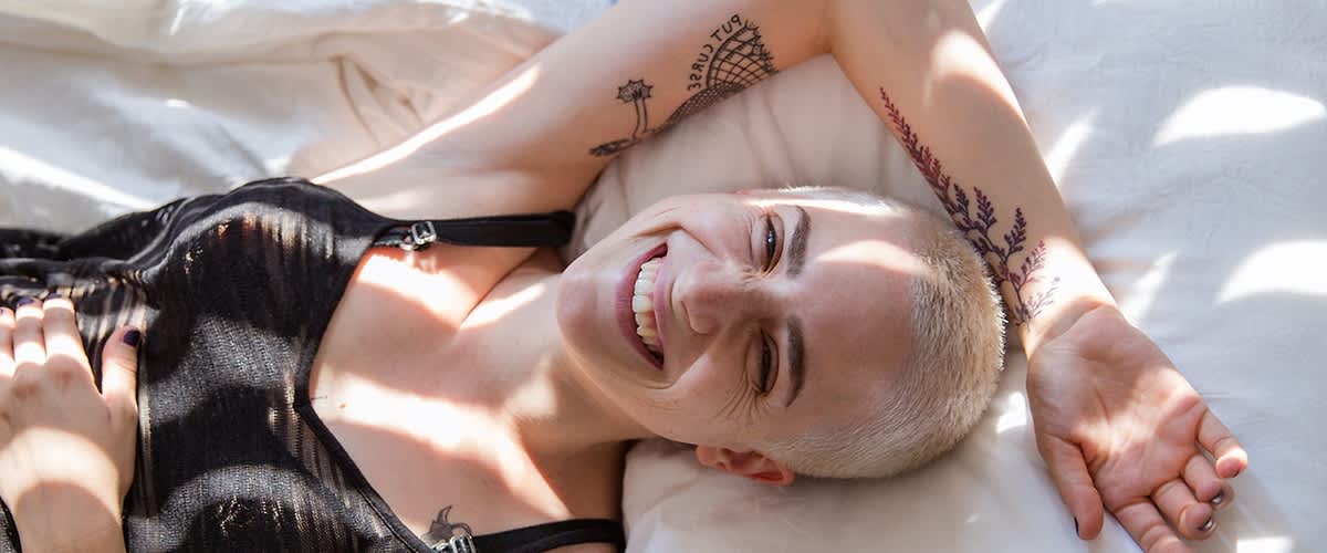 Frau mit kurzen Haaren lächelt