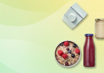 Eine Collage mit einer Müslischale mit Beeren, einer roten Flasche, einem Glas mit Deckel und einem grauen Getränkekarton auf grün-gelbem Hintergrund