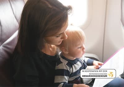 Frau mit Kleinkind im Flugzeug