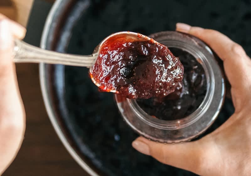 Marmelade wird in einen Topf gegeben