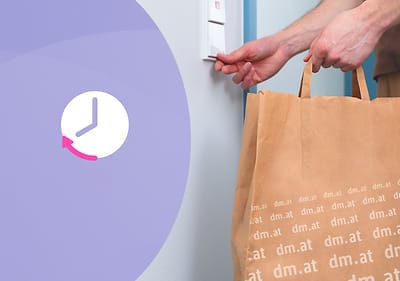Einkaufstüte mit dm.at-Logo und Person schaltet Licht an