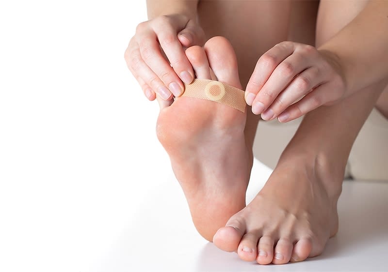 Fuß mit Pflaster auf der Sohle