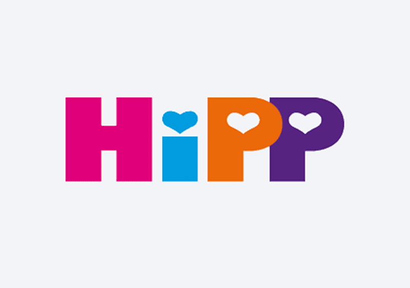 Buntes Logo mit den Buchstaben „HIPP“ in Großbuchstaben: „H“ magenta, „I“ hellblau mit einem Herz als Punkt, erstes „P“ orange mit weißem Herz im Buchstaben, zweites „P“ violett mit weißem Herz im Buchstaben