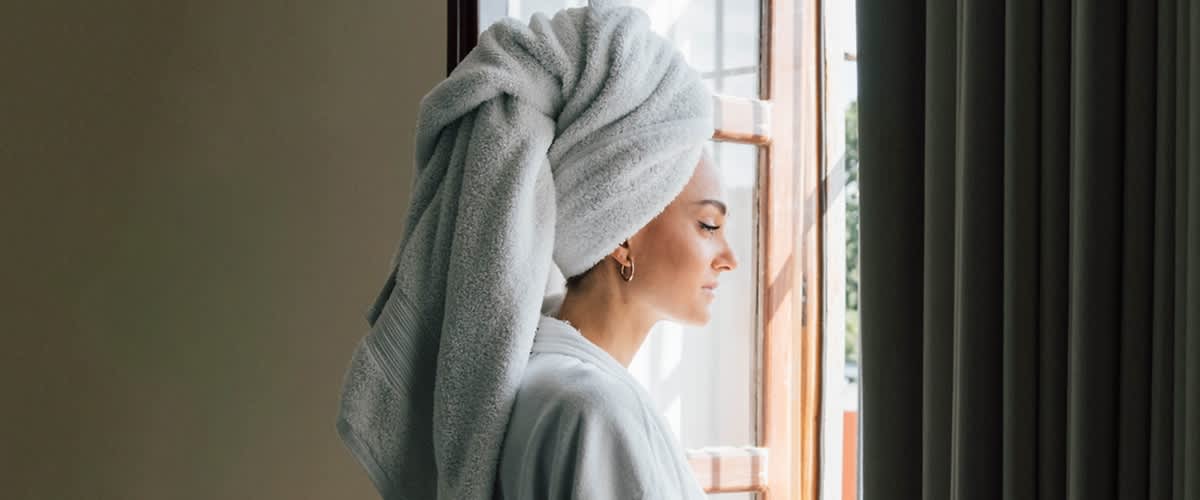 Frau trägt einen Haarturban