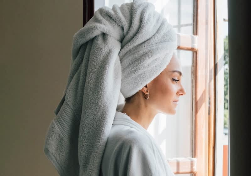 Frau trägt einen Haarturban