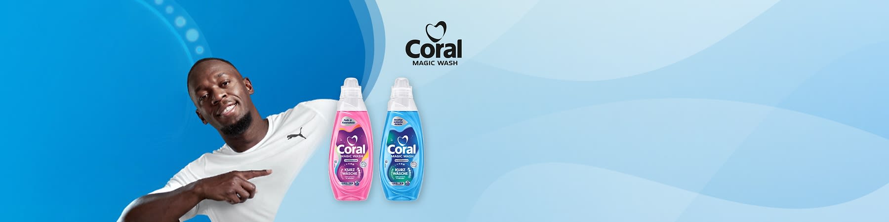 Zwei Coral Magic Wash Flüssigwaschmittel-Flaschen nebeneinander, links rosa Flasche mit Aufschrift „Coral Magic Wash Kurzwäsche“, rechts blaue Flasche mit ähnlicher Beschriftung, oben rechts das Coral-Logo auf hellblauem Hintergrund, links ein Mann in weißem Puma-Shirt, der mit der rechten Hand nach rechts zeigt