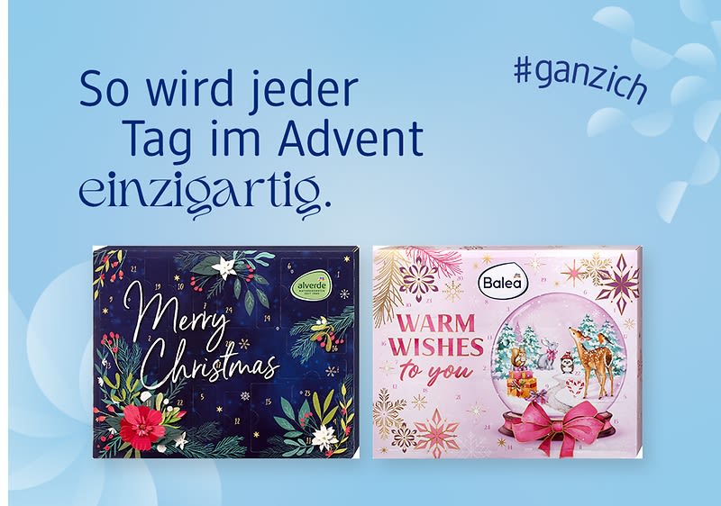 Hellblauer Hintergrund mit dem Text „So wird jeder Tag im Advent einzigartig“ und dem Hashtag „#ganzich“, links eine dunkelblau dekorierte Adventskalender-Schachtel mit weißer Schrift „Merry Christmas“ und Blumenmotiv, rechts eine roséfarbene Adventskalender-Schachtel mit der Aufschrift „WARM WISHES to you“ und einer Schneekugel mit Rentier- und Geschenk-Motiv