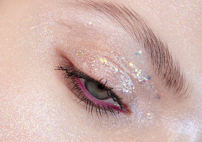 Glitzerndes Augen-Make-up mit schimmernden Farben und feinen Glitzerpartikeln